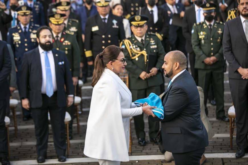 En el acto solemne, la gobernante fue acompañada por el titular del Congreso Nacional, Luis Redondo, así como de funcionarios de su Gobierno como el secretario de Educación, Daniel Sponda. 