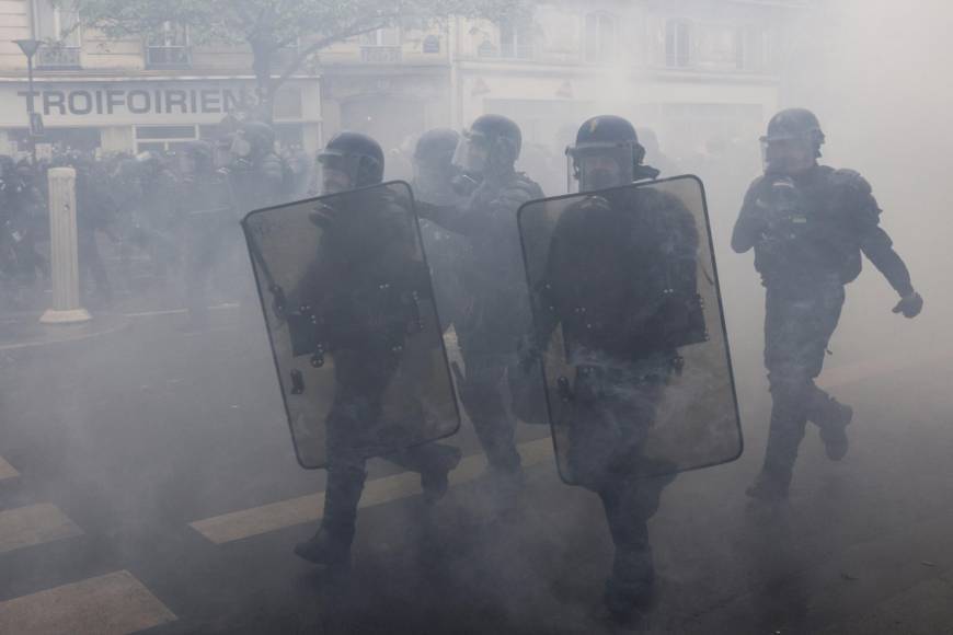 Las manifestaciones degeneraron en altercados por la acción de elementos violentos en ciudades como París, Lyon, Nantes, Toulouse o Besançon, y la consiguiente reacción de las fuerzas del orden.