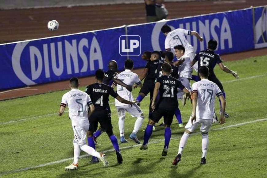 El momento del autogol de Júnior Lacayo que terminó por darle el triunfo a México contra Honduras.