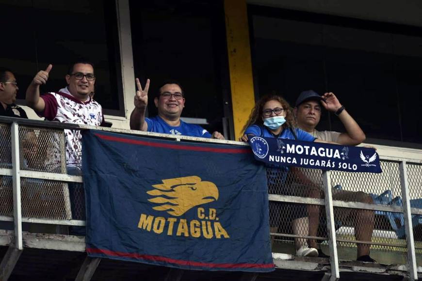 Aficionados del Motagua en el palco del estadio Morazán.