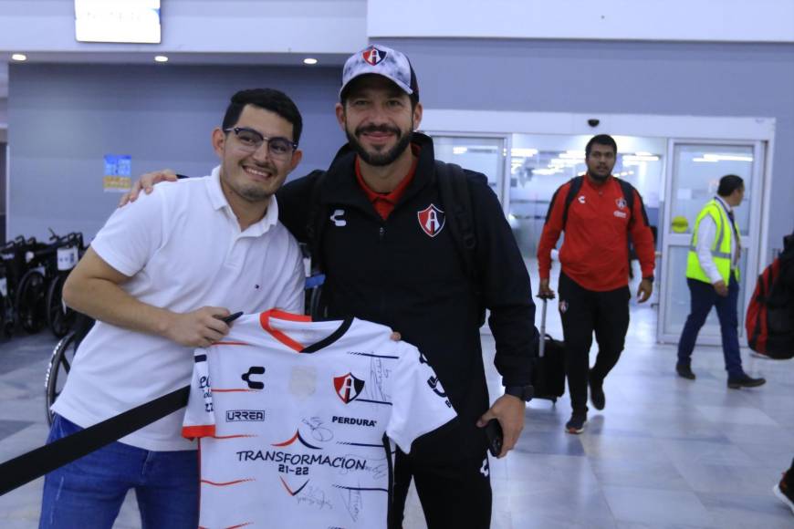 El hondureño Kevin Madrid se tomó una fotografía con el entrenador Benjamín Mora del Atlas.