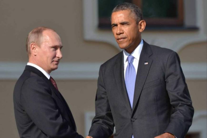 En varias imágenes de sus 'extraños' saludos se observa claramente como ambos líderes evitan mirarse a los ojos.