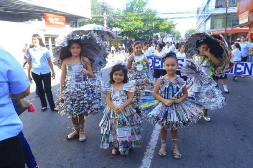 Bellos trajes típicos confeccionados con papel periódico.