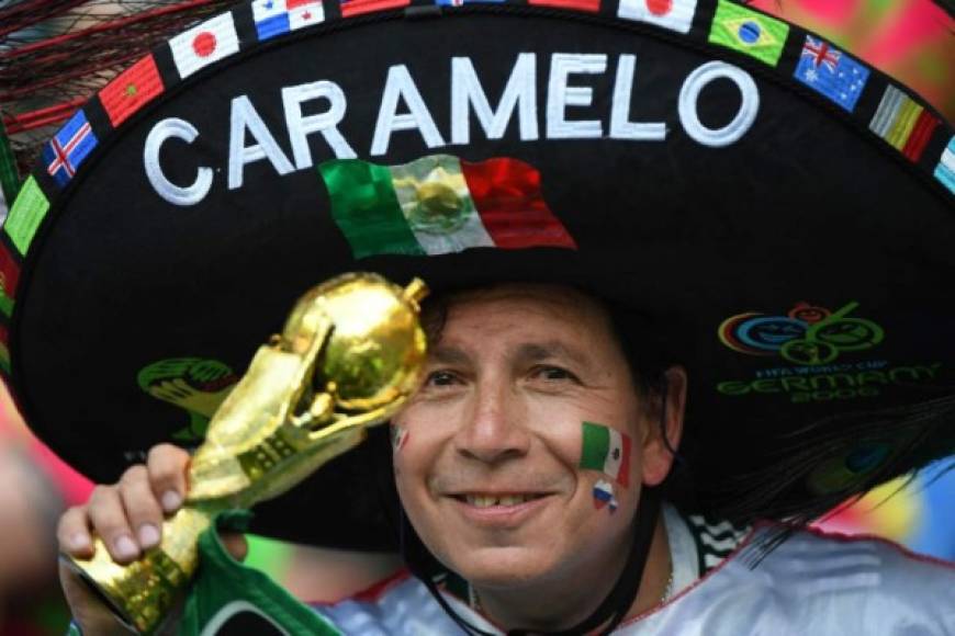 Caramelo es un aficionado famoso que tiene el Tri. Llegó con la copa en mano.