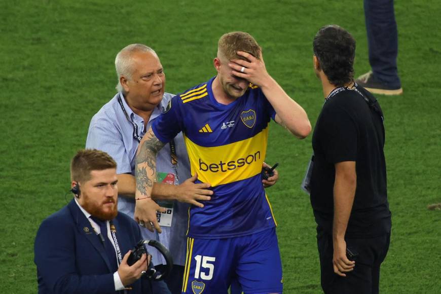 El defensa argentino de Boca Juniors, Nicolás Valentini, no pudo contener las lágrimas de tristeza por perder la final de la Copa Libertadores ante Fluminense.