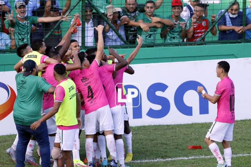 La selfie grupal de los jugadores del Marathón en la celebración del primer gol contra el Real España.