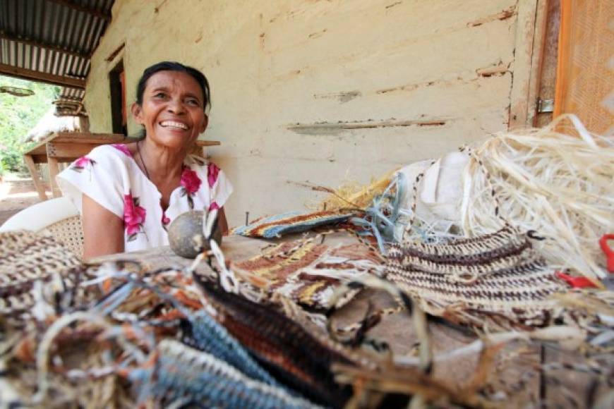 Doña Juana Carolina es posiblemente una de las principales artesanas de la aldea Moradel Silín. Sus bolsas de fibras naturales son parte de una cultura que se niega a morir.