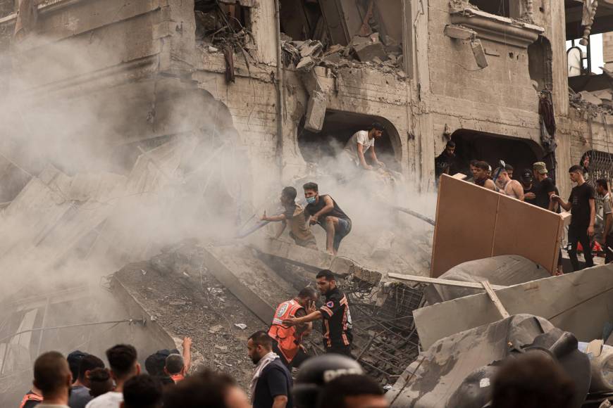 Los bombardeos se mantienen este lunes afectado decenas de edificaciones en Gaza.