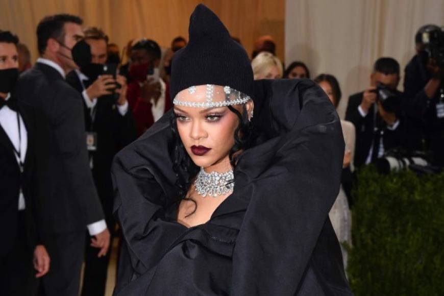 La intérprete de “Diamonds” decidió dejar lo mejor para el final. Rihanna fue la última famosa en aparecer en la alfombra de la Met Gala 2021.