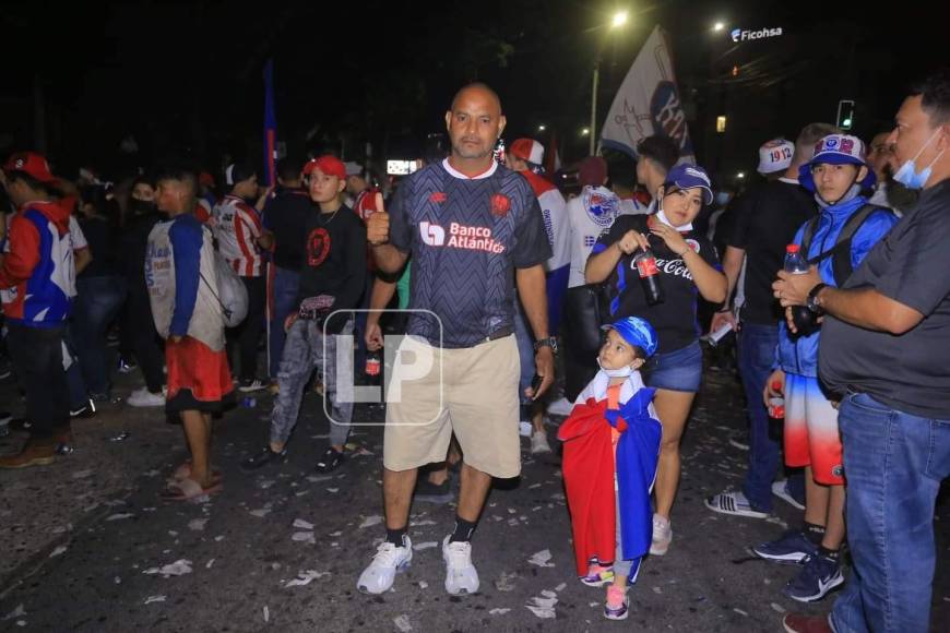 La afición del Olimpia celebró hasta la madrugada de 24 de diciembre en San Pedro Sula el tetracampeonato logrado por el equipo de Pedro Troglio tras ganar la Gran Final del Torneo Apertura 2021 al Real España.