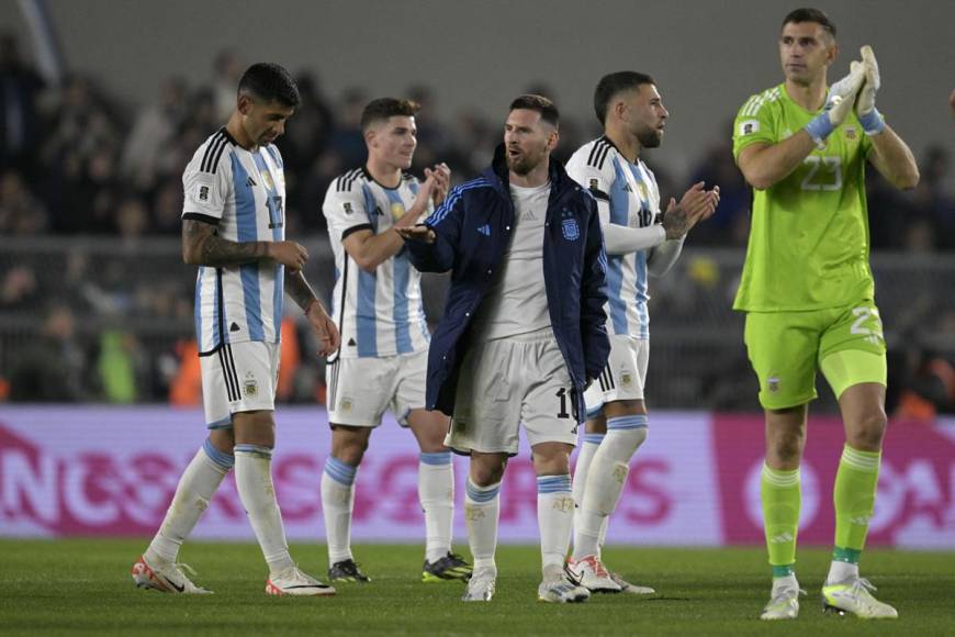 Messi y sus compañeros agradecieron el apoyo de la afición argentina.