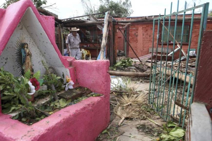 El Comité Estatal de Protección Civil de Colima reportó que no hubo víctimas mortales tras el paso del huracán, pero sí la caída de árboles e inundaciones en varias regiones del estado de Colima.