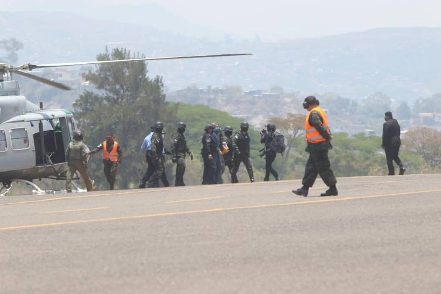 Mientras los elementos de seguridad montan la logística para que el expresidente sea trasladado desde el escuadrón de Fuerzas Especiales hacia el Aeropuerto Internacional Toncontín, en la base aérea Hernán Acosta Mejía.