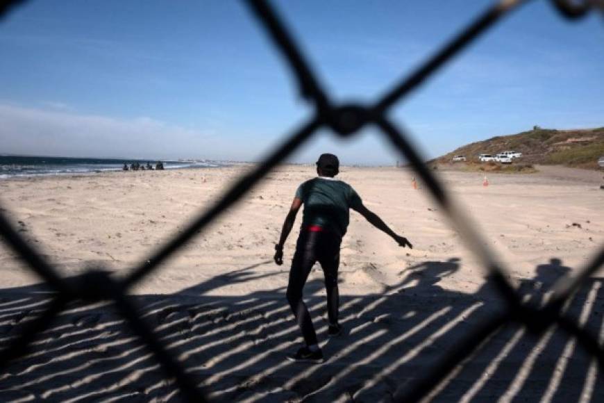 Los migrantes hondureños escribieron en la arena del lado estadounidense la palabra 'catracho' en la arena, y a los pocos minutos se regresaron a territorio mexicano.