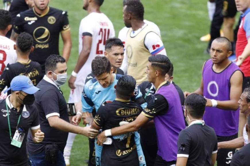 Jugadores de Olimpia y Motagua protagonizaron una vergonzosa pelea en la cancha del estadio Red Bull Arena.