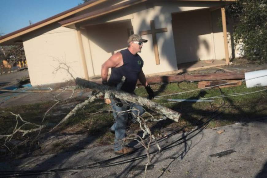Voluntarios locales, la Guardia Nacional y la policía estatal colaboran en las tareas de rescontrucción en Mexico Beach, luego de que Michael golpeara violentamente la costa de Florida con vientos de hasta 250 km/h.