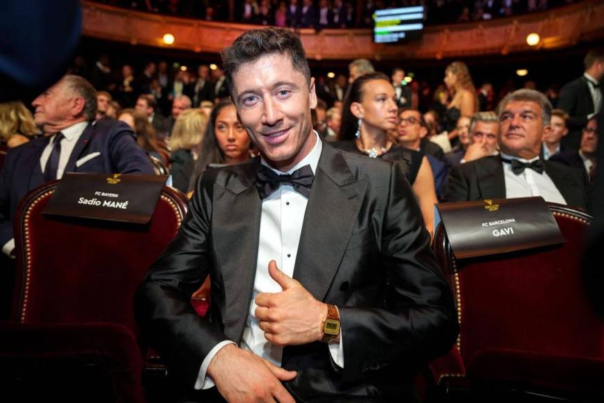 Robert Lewandowski se sentó en la Gala del Balón de Oro junto a Sadio Mané y su compañero Gavi.