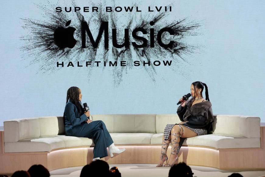 La cantante no celebró la habitual rueda de prensa previa al Super Bowl pero fue entrevistada por una presentadora de Apple Music, patrocinador del espectáculo, en la que avanzó que su recital del domingo reflejará sus raíces caribeñas. 