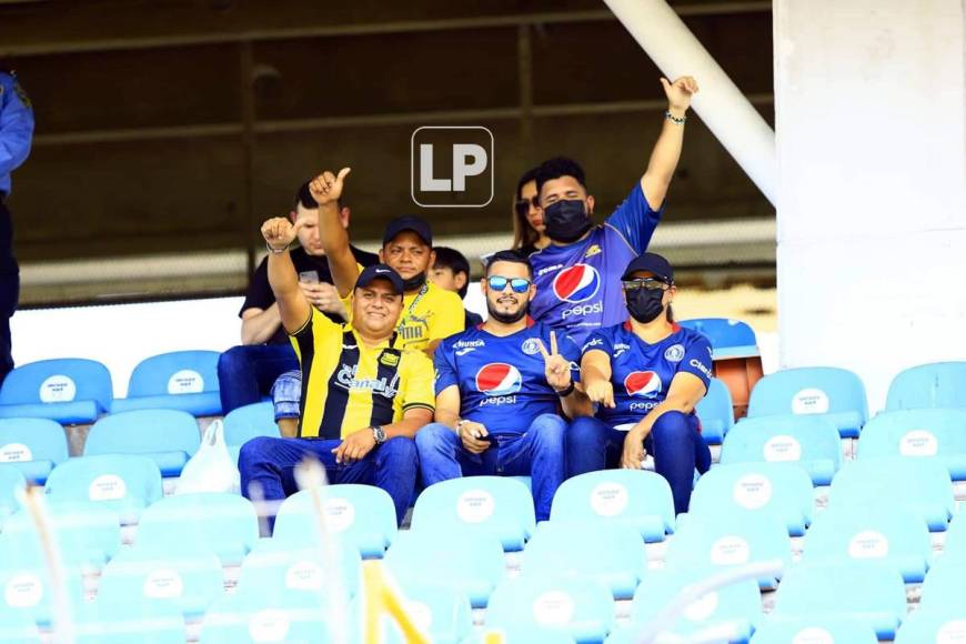 Aficionados de ambos equipos llegaron en grupos para ver la Gran Final.