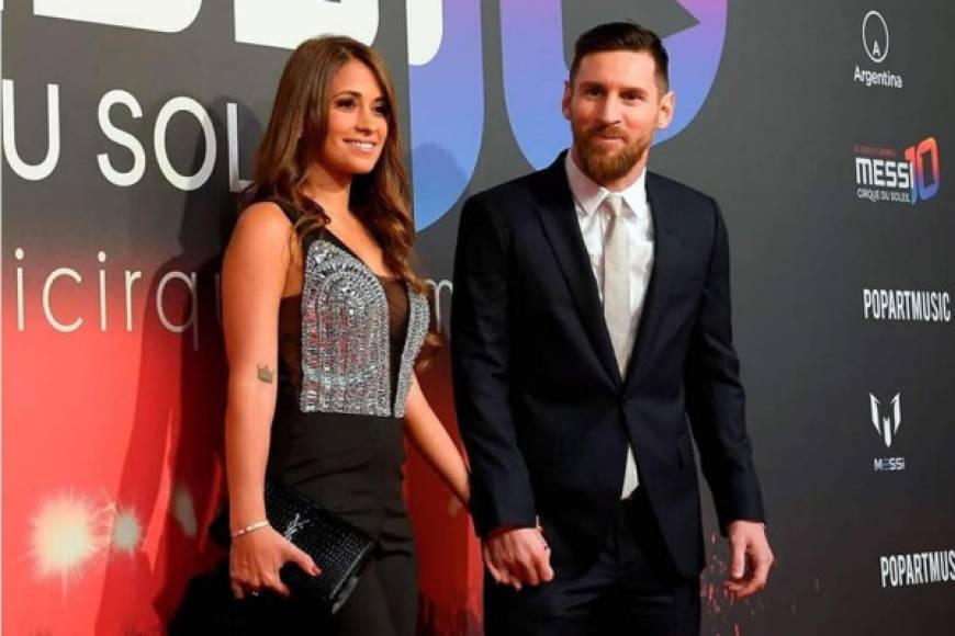 Messi llegó vestido con un traje oscuro y acompañado de su esposa Antonela Roccuzzo quienes posaron en el vestíbulo del Camp Nou por donde también pasaron muchos otros deportistas y personalidades del espectáculo.