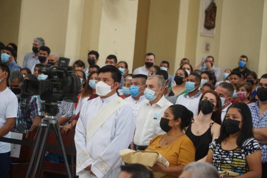 La imposición de manos y la oración consecratoria estuvo a cargo de monseñor Ángel Garachana.