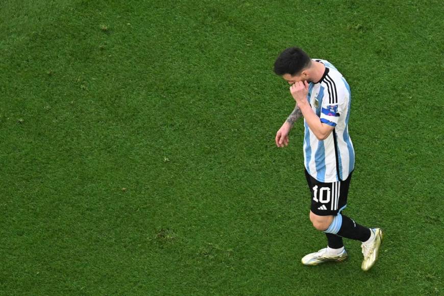 Lionel Messi, triste y cabizbajo por la derrota de Argentina.
