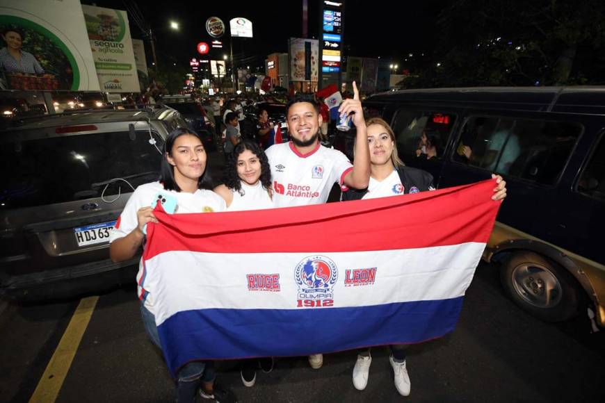 Con banderas y bien identificados con la camiseta del más grande de Honduras, así celebraron los olimpistas.