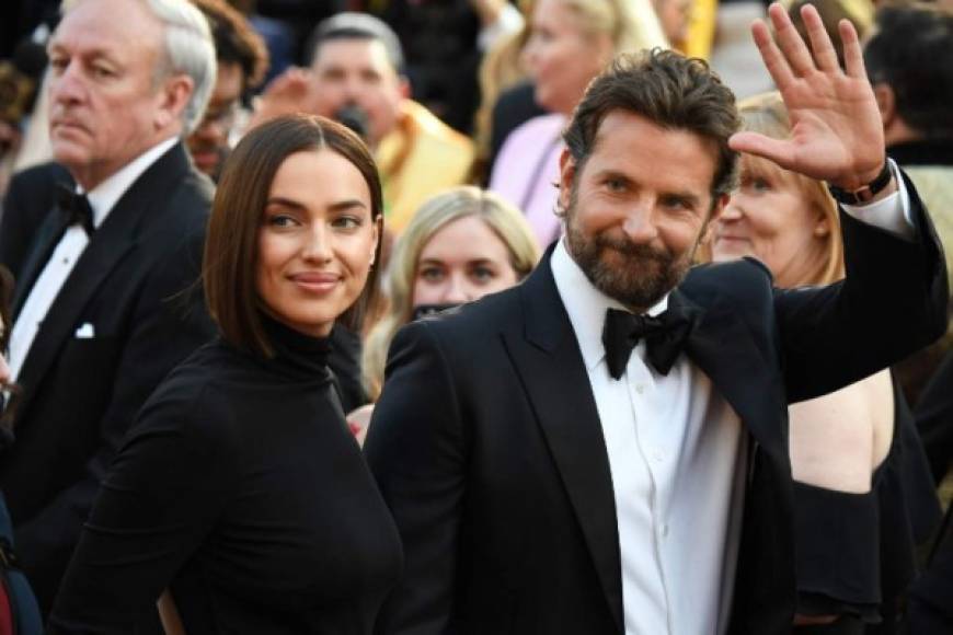 El actor Bradley Cooper llegó en compañía de su esposa, la modelo rusa Irina Shayk.