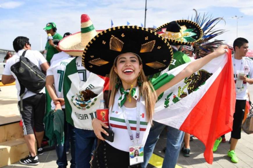 Aficionadas mexicanas animan a su selección en el partido ante Corea del Sur.
