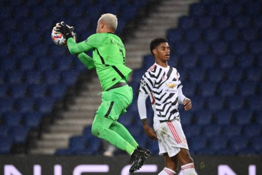 En el PSG vs Manchester United, el portero tico Keylor Navas fue gran protagonista ya que frenó varios ataques del cuadro inglés de forma espectacular.