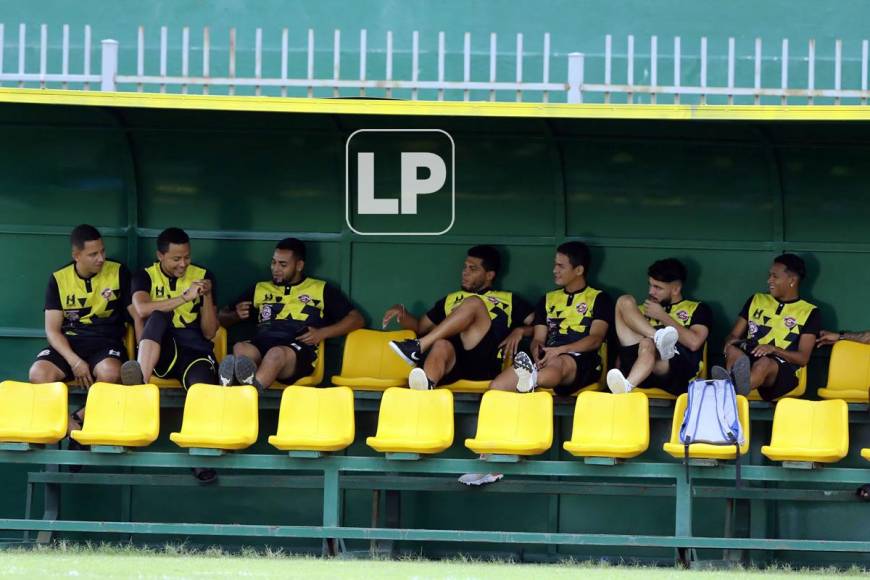 Jugadores del Génesis de Comayagua ubicados en el dugout del equipo visitante y algunos fueron captados con los pies sobre las sillas.
