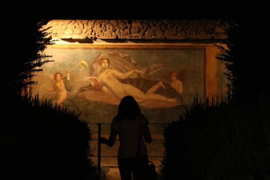 ITALIA. Arqueología bajo las estrellas. Una dama observa una imagen en “Campania por la noche. Arqueología bajo las estrellas” en el sitio de Pompeya. Fotos: EFE