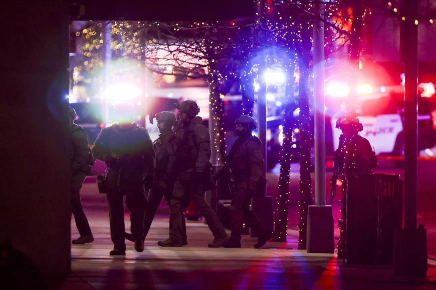 El atacante abrió fuego en primer lugar en Denver, donde mató a dos mujeres y un hombre, y dejó a otro herido. 