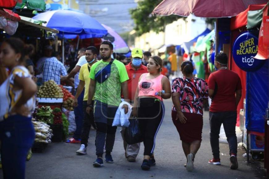 Algunos hondureños, en la zona de norte del país, recorren las calles más populosas del centro de San Pedro Sula y la terminal de buses relajados en medio de la pandemia de Covid-19.