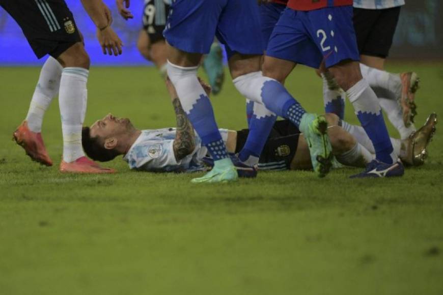Lionel Messi terminó agotado ya que estuvo bastante activo en todo el encuentro.