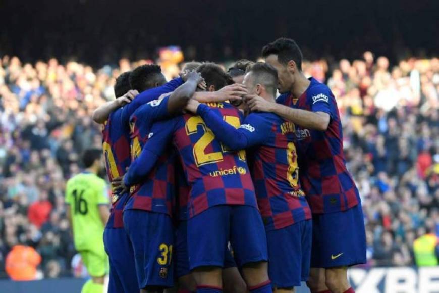 El Barcelona logró una sufrida victoria de 2-1 ante Getafe en un partido que tuvo de todo un poco. Futbolista del club catalán salió llorando, se escucharon pitos en el Camp Nou, Messi y Griezmann se conectaron y brillaron. Fotos AFP y EFE.