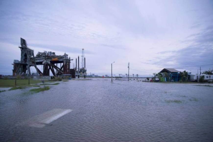 Las autoridades advirtieron que el ciclón dejará inundaciones 'catastróficas' en las costas de Texas y Luisiana.