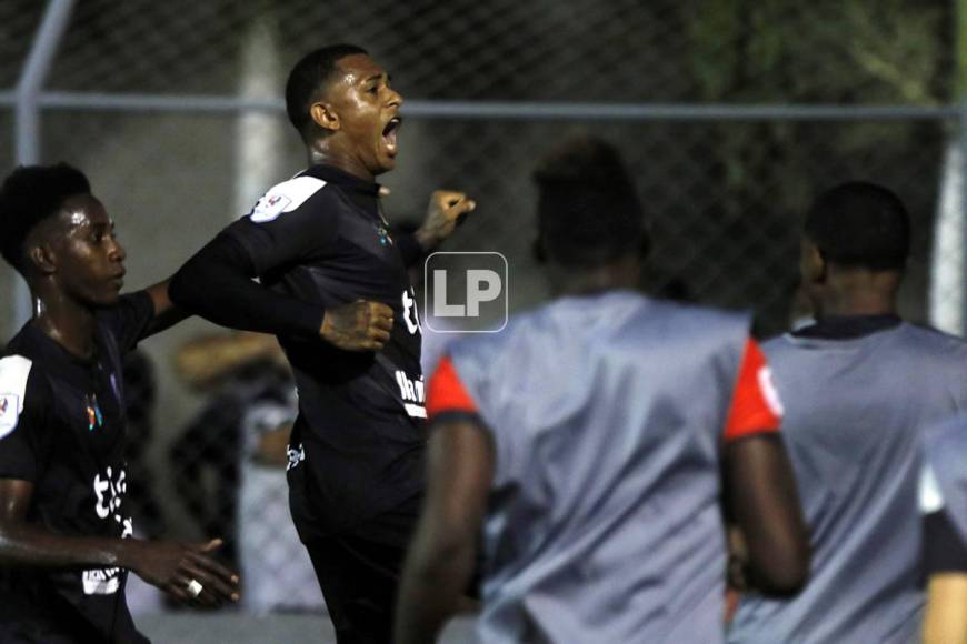 Cristian Sacaza gritando su gol de penal que puso a ganar al Honduras Progreso contra el Platense.