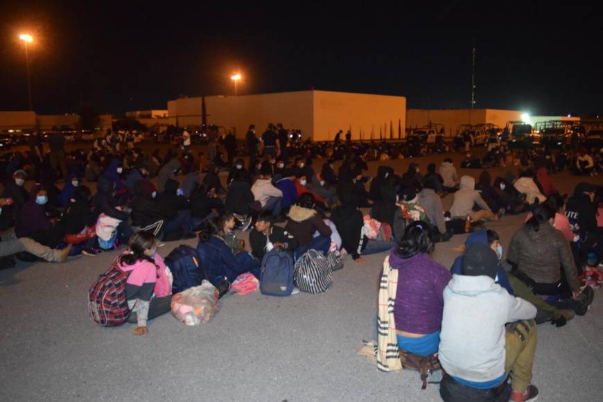 Los migrantes de diversas nacionalidades, entre ellos mujeres y niños, se encontraban hacinados en tres tráileres con doble contenedor, detalló un comunicado del Grupo de Coordinación Estatal para la Construcción de la Paz en Tamaulipas.