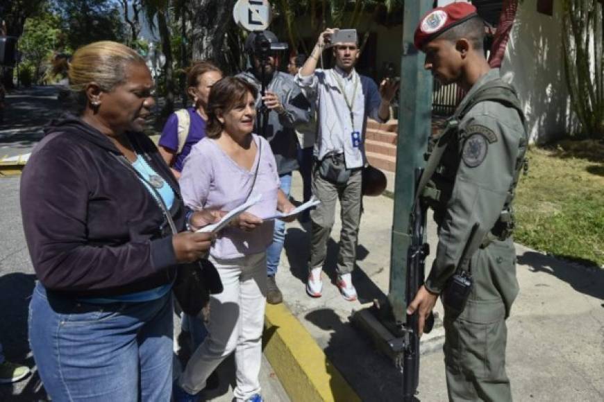 De su lado, la oposición venezolana inició ayer una campaña para hacer llegar a los militares y policías del país el texto de una ley que aprobó recientemente el Parlamento, donde tiene amplia mayoría, y que pretende que no acaten la autoridad de Maduro.