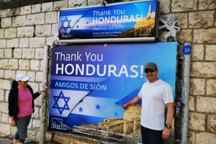 "El presidente Juan Orlando Hernández salió a hacer ejercicios matutinos en Jerusalén. Posó frente a una valla que agradece a Honduras la apertura de su oficina comercial en esa ciudad."