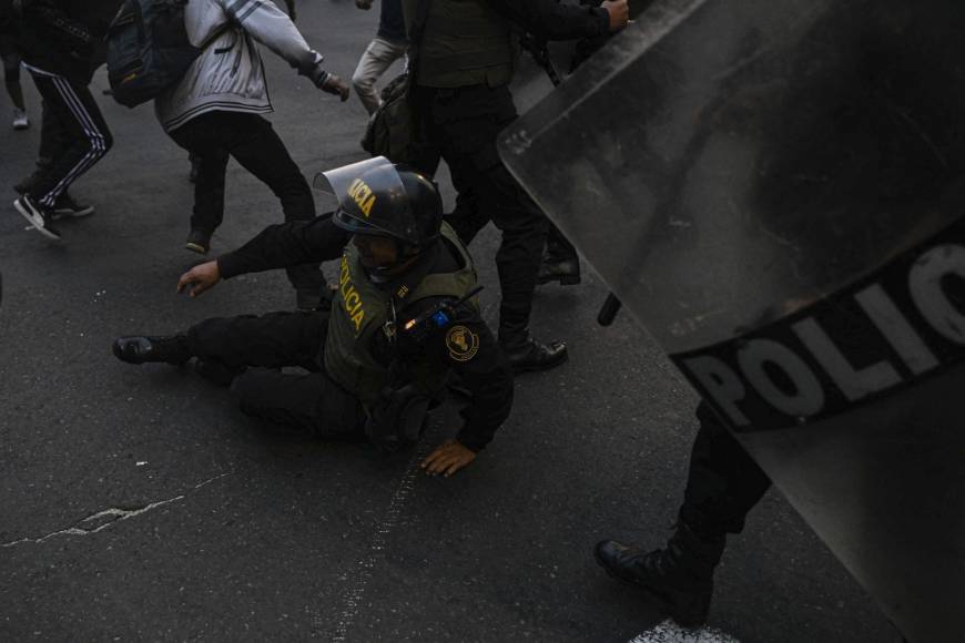 En la ciudad sur andina de Andahuaylas, el ministerio de Interior reportó dos personas fallecidas y cinco heridos, entre ellos un policía, tras violentos enfrentamientos en el intento de los manifestantes de tomar por asalto el aeropuerto de la ciudad.