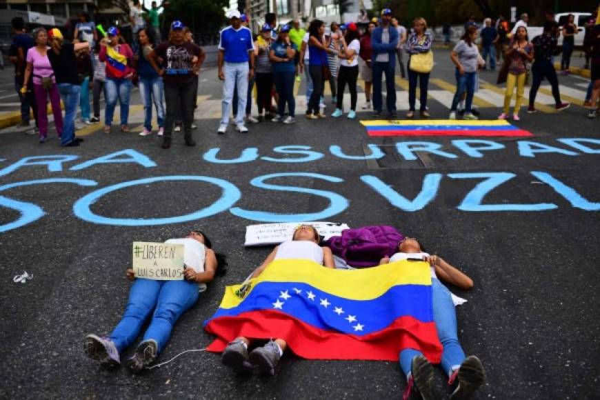 El líder opositor, Juan Guaidó, llamó a los venezolanos a continuar en la calle hasta que Maduro salga del poder.