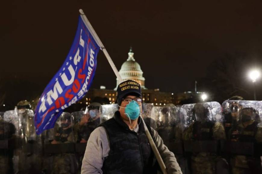 Los seguidores de Trump violaron el toque de queda y siguieron causando caos en la capital estadounidense hasta altas horas de la noche.