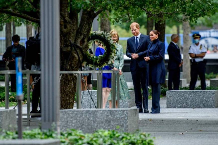 El príncipe Harry y Meghan visitan memorial del 9/11 en Nueva York