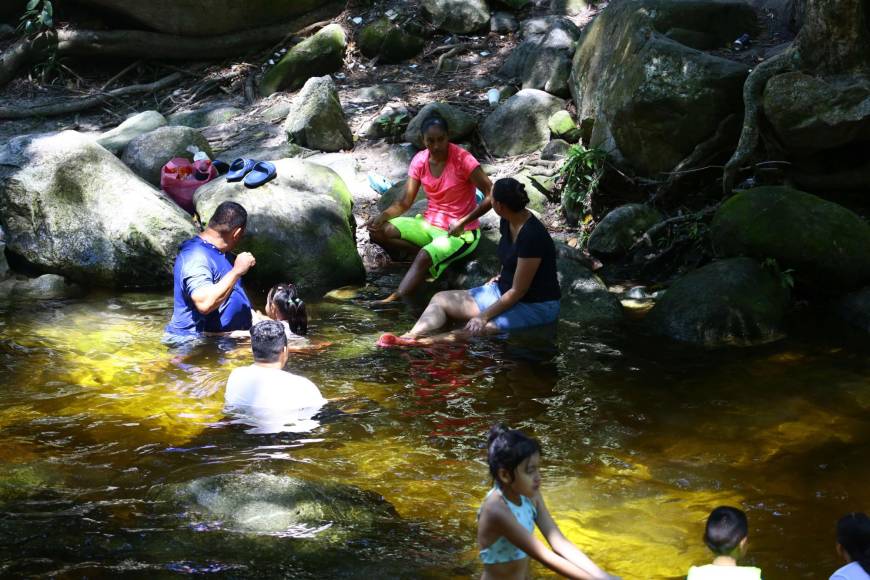 Familias de otros municipios como Choloma y Villanueva también llegan a los balnearios de Armenta y El Zapotal, en San Pedro Sula.