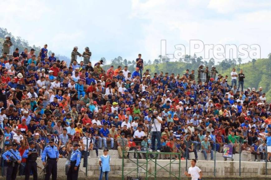 El estadio Marcelo Tinoco de Danlí se llenó de aficionados del Motagua.