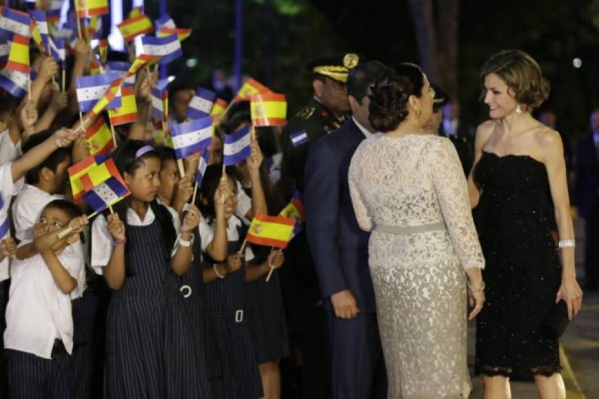 La reina Letizia junto a la pareja presidencial de Honduras.