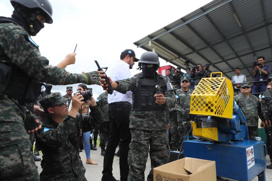 La Policía Militar del Orden Público (PMOP) presentó este lunes el arsenal de armas decomisadas en las primeras semanas de intervención en los centros penales de Honduras. 