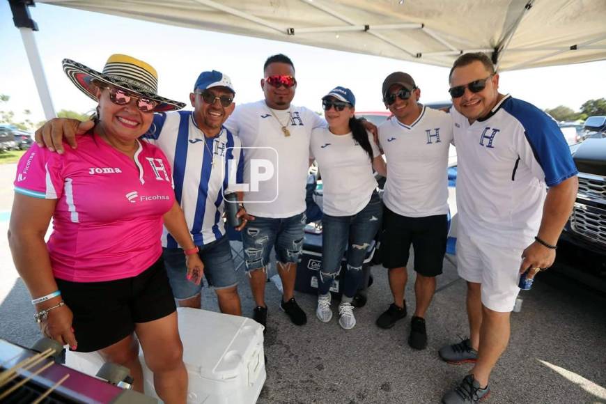 Bailes, carne asada, manta de Maradona y hasta un Lamborghini: las fotos del ambientazo en el Argentina-Honduras